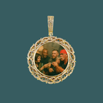 Load image into Gallery viewer, Custom Photo Pendant - Thorn Round (Gold)【無料ネックレス付属】