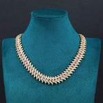 Load image into Gallery viewer, ラッパーネックレスとして人気のSpiked Cuban Chain Necklace。HipHopスタイルに最適なスパイクデザインと18Kゴールドが輝く高級感あるネックレス。