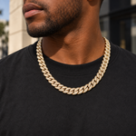 ギャラリービューアに画像を読み込み、【Moissanite × 925 Silver】幅12mm - Sleek Cuban Chain (Gold)の着用イメージ(AI生成・長さ55cmを想定)