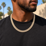 Load image into Gallery viewer, 【Moissanite × 925 Silver】幅8mm - Sleek Cuban Chain (Gold)の着用イメージ(AI生成・長さ55cmを想定)