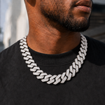 ギャラリービューアに画像を読み込み、Prism Cuban Chain 20mm White Goldの着用イメージ(AI生成・長さ55cmを想定)