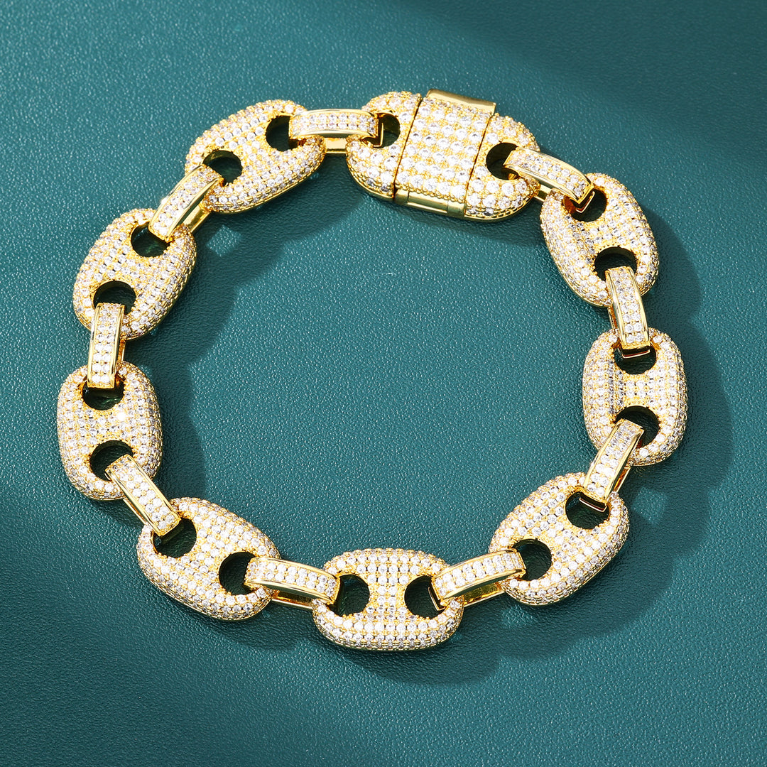ラッパーブレスレットとして人気のPrestige Link Bracelet。HipHopファッションにふさわしい重厚感と高級感を備えたゴールドのリンクブレスレット。