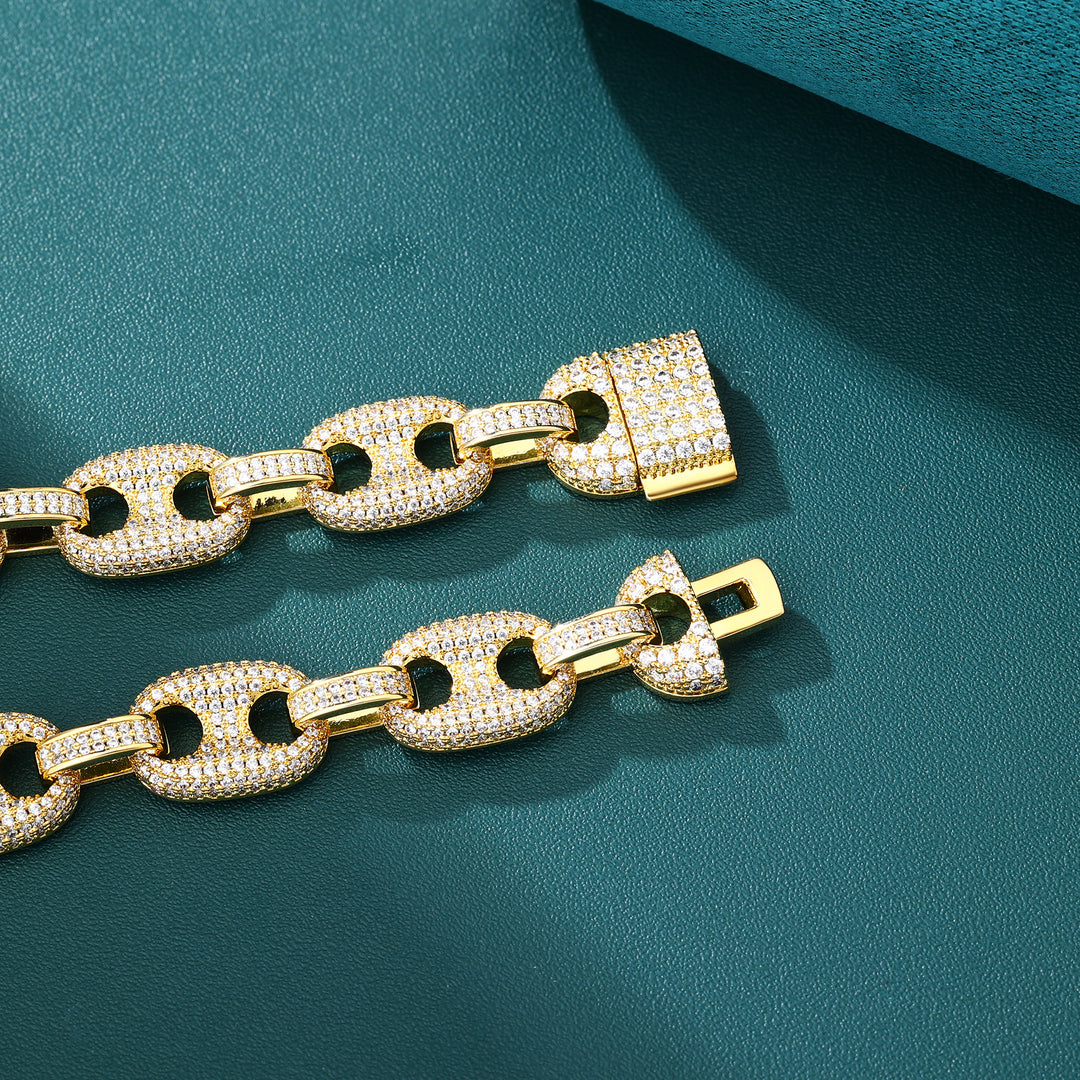ラッパーブレスレットとして人気のPrestige Link Bracelet。HipHopファッションにふさわしい重厚感と高級感を備えたゴールドのリンクブレスレット。