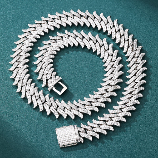 ラッパーネックレスとして人気のSpiked Cuban Chain Necklace。HipHopスタイルに最適なスパイクデザインと18Kゴールドが輝く高級感あるネックレス。