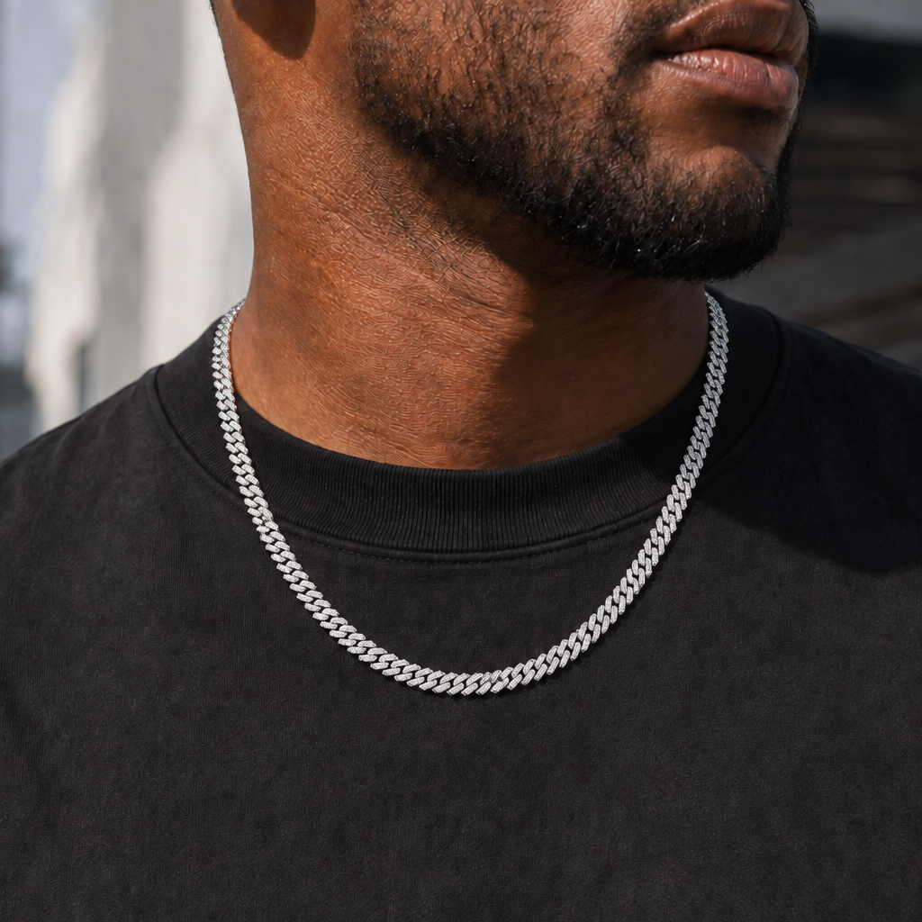 ESSENTIAL CUBAN CHAIN 5mm White Goldの着用イメージ（AI生成・長さ55cmを想定）