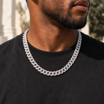 ギャラリービューアに画像を読み込み、【Moissanite × 925 Silver】幅10mm - Sleek Cuban Chain (White Gold)の着用イメージ（AI生成・長さ55cmを想定）