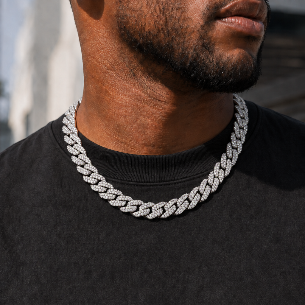 Moissanite × 925 Silver 幅12mm Noble Ice Cuban Chain White Goldの着用イメージ（AI生成・長さ55cmを想定）