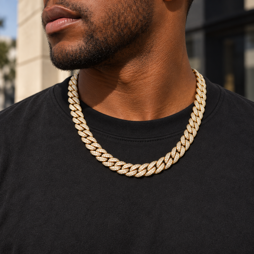【Moissanite × 925 Silver】幅12mm - Sleek Cuban Chain (Gold)の着用イメージ（AI生成・長さ55cmを想定）