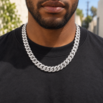 ギャラリービューアに画像を読み込み、【Moissanite × 925 Silver】幅12mm - Sleek Cuban Chain (White Gold)の着用イメージ（AI生成・長さ55cmを想定）