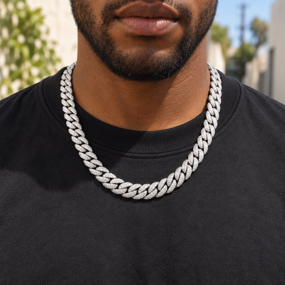 【Moissanite × 925 Silver】幅12mm - Sleek Cuban Chain (White Gold)の着用イメージ（AI生成・長さ55cmを想定）