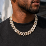 Load image into Gallery viewer, Moissanite × 925 Silver 幅14mm Prong Cuban Chain Goldの着用イメージ（AI生成・長さ55cmを想定）