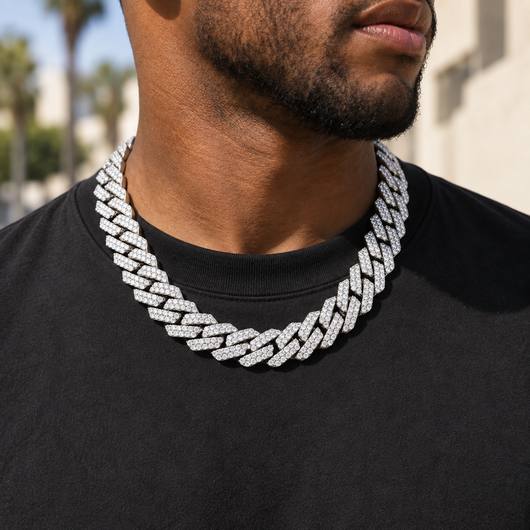 Moissanite × 925 Silver 19mm Prong Cuban Chain White Goldの着用イメージ（AI生成・長さ55cmを想定）