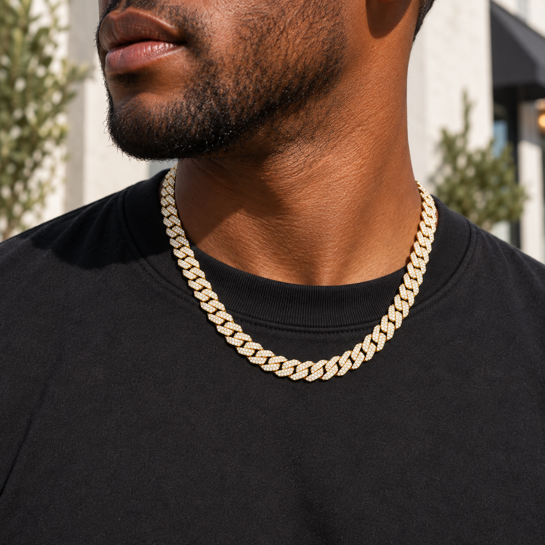 Moissanite × 925 Silver 幅8mm Noble Ice Cuban Chain Goldの着用イメージ（AI生成・長さ55cmを想定）