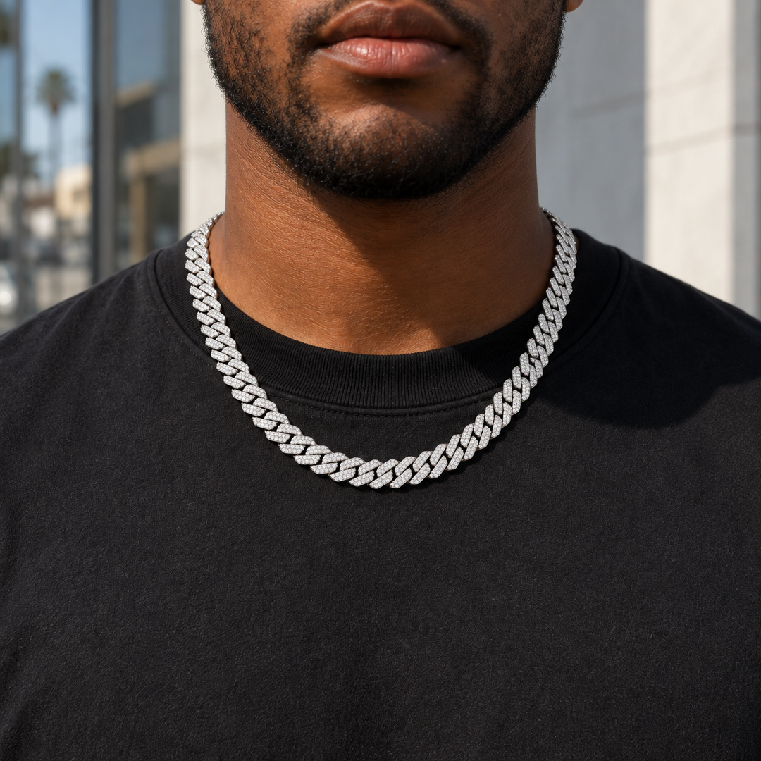 【Moissanite × 925 Silver】幅8mm - Noble Ice Cuban Chain (White Gold)の着用イメージ（AI生成・長さ55cmを想定）