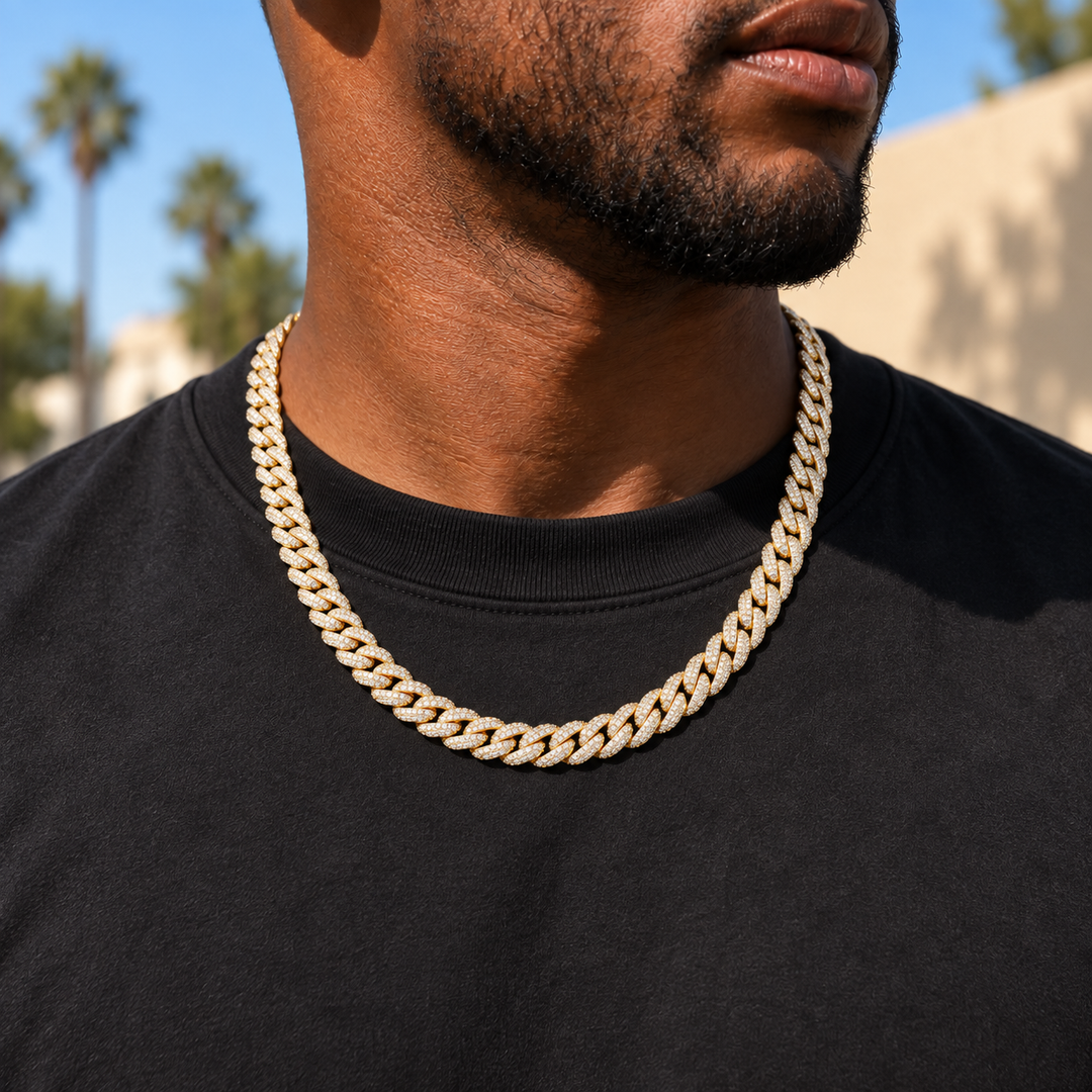 【Moissanite × 925 Silver】幅8mm - Sleek Cuban Chain (Gold)の着用イメージ（AI生成・長さ55cmを想定）