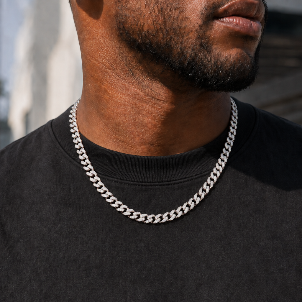 SERPENT CUBAN CHAIN 6mm White Goldの着用イメージ（AI生成・長さ55cmを想定）